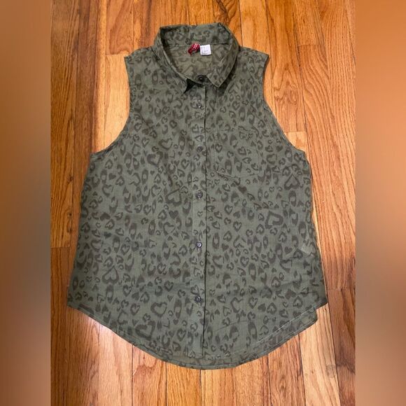 H&M Sleeveless Heart Print Button Down Shirt - Picture 8 of 13